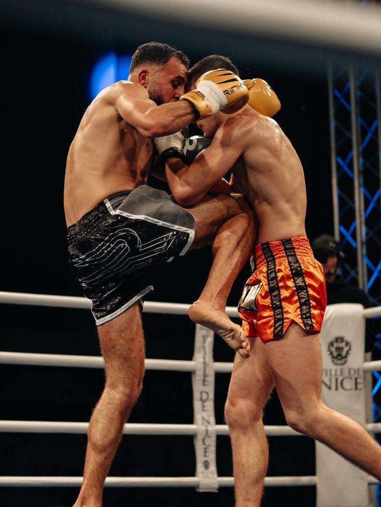 Karim en action, genou en Muay Thai