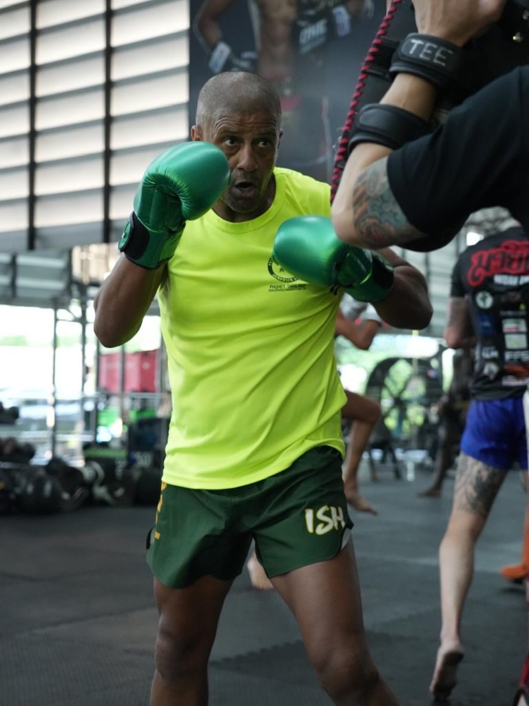Samir à l'entraînement sur pads en Thaïlande